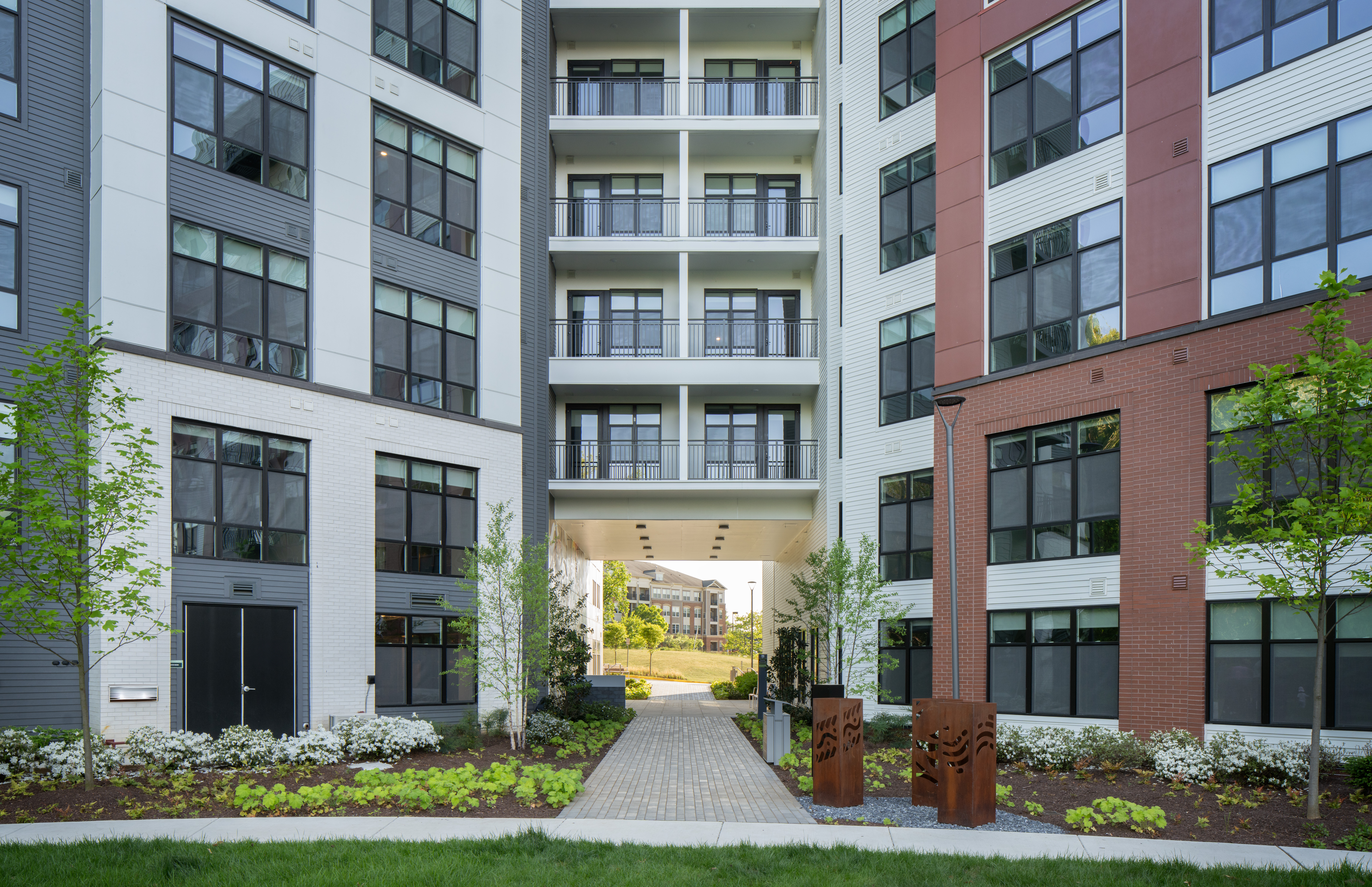 https://www.skiarch.com/wp-content/uploads/2025/09/Aventon-Huntington-Station-Exterior-Rear.jpg
